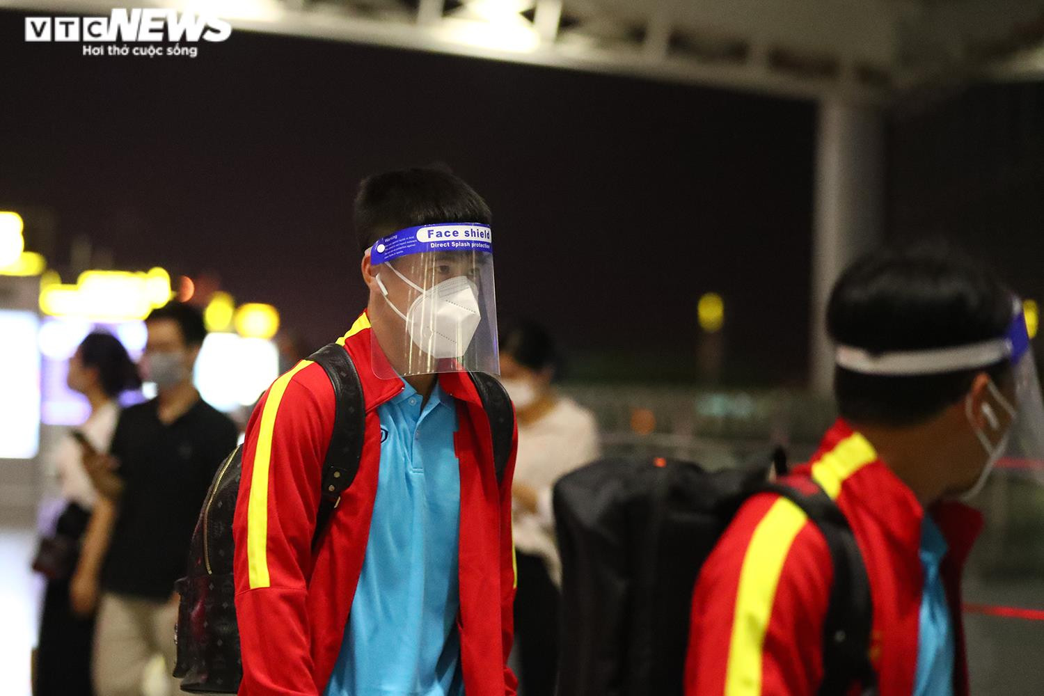 Tuyển Việt Nam đeo mặt nạ ra sân bay, Ả Rập Xê Út cử chuyên cơ sang đón - 2