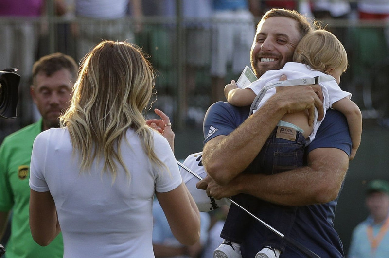 Dustin Johnson ăn mừng với gia đình sau một trong 21 chiến thắng PGA Tour.