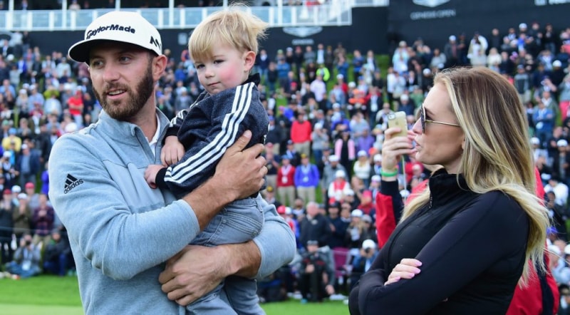 Dustin Johnson ăn mừng chiến thắng của anh ấy với vị hôn thê Paulina Gretzky và con trai Tatum trên green thứ 18 trong vòng cuối cùng tại Genesis Open