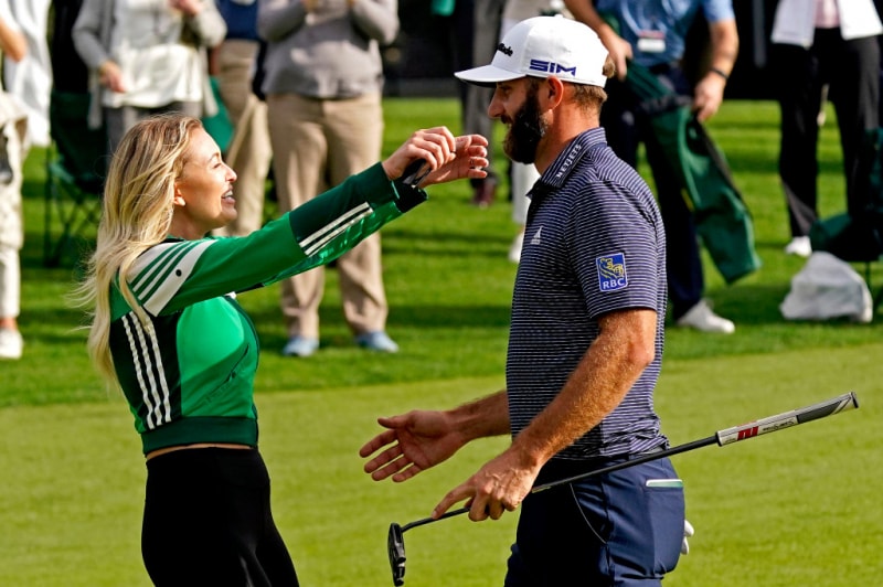 Dustin Johnson ôm Paulina Gretzky sau khi vô địch giải golf The Masters tại Augusta National GC