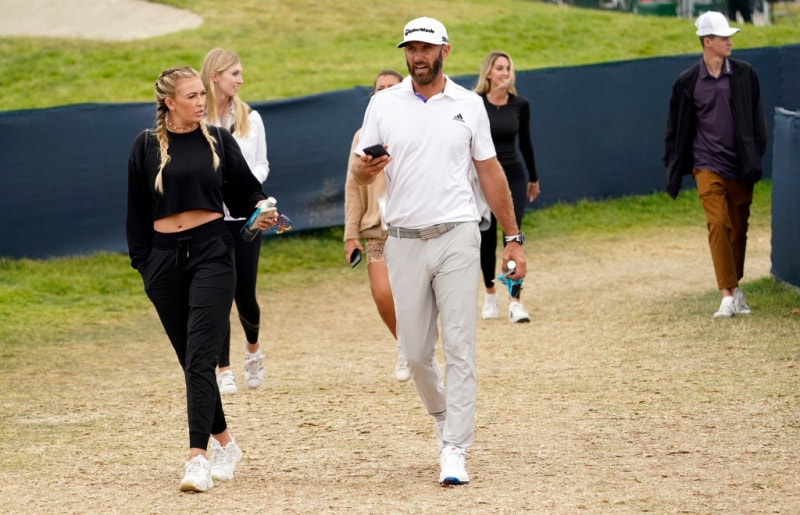 Paulina Gretzky đi bộ với Dustin Johnson trong khu vực luyện tập của sân Torrey Pines tại vòng hai US Open. Ảnh: Michael Madrid-USA TODAY Sports