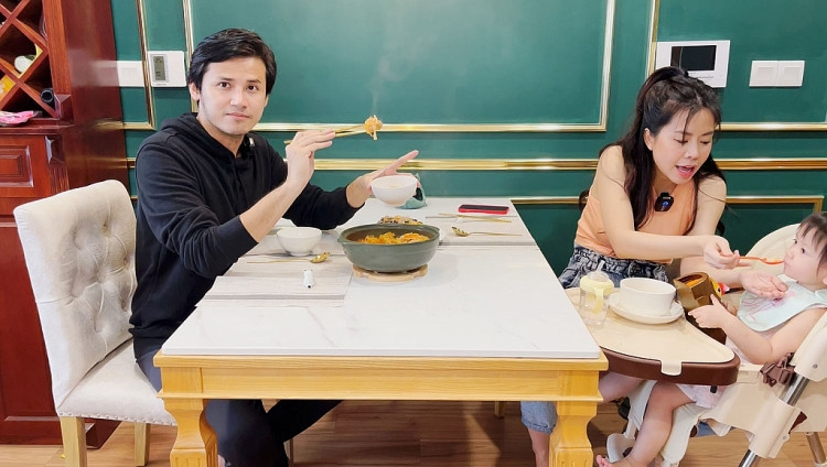 'Ở nhà vui mà': Bé Xoài phụ mẹ Trang Lou vào bếp, diễn viên Anh Tài trổ tài nấu nướng sở trường