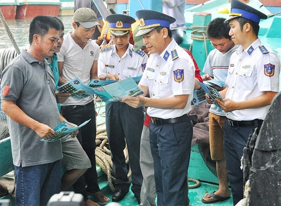 Cán bộ Cảnh sát Biển Việt Nam phổ biến luật CSB cho ngư dân