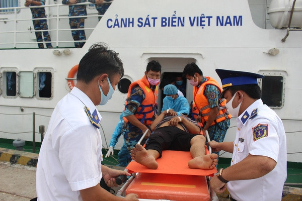 Cảnh sát biển Việt Nam cứu hộ trên biển