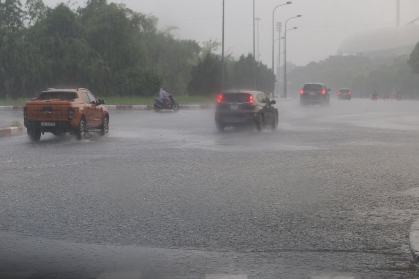 Mưa xối xả ở Hà Nội, nhiều tuyến phố ngập úng