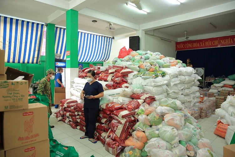 Ca sĩ tỷ phú Hà Phương gửi tặng 30 tấn gạo và nhiều nhu yếu phẩm cho người dân Sài Gòn chống dịch