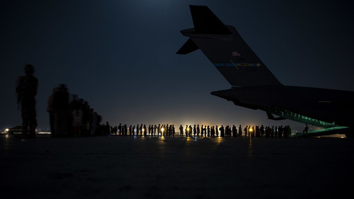Những người sơ tán xếp hàng để lên máy bay C-17 Globemaster III của không quân Mỹ tại Sân bay Quốc tế Hamid Karzai ở Kabul, Afghanistan, ngày 21/8. (Nguồn: Không quân Mỹ) Ảnh ấn tượng tuần 23-29/8: Philippines vật lộn với Covid-19; bom đạn, nước mắt, ‘thành trì’ Panjshir và mải miết trốn chạy khỏi Afghanistan