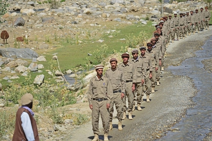 Các nhân viên mới được tiếp nhận trong lực lượng an ninh Afghanistan tham gia huấn luyện ở khu vực Bandejoy của huyện Dara, tỉnh Panjshir ngày 21/8. Nhóm các tay súng ở thung lũng Panjshir, tỉnh Panjshir - một khu vực địa hình hiểm trở, phù hợp cho việc phòng thủ, nằm cách thủ đô Kabul 150 km về phía Bắc. Đây được xem là Ảnh ấn tượng tuần 23-29/8: Philippines vật lộn với Covid-19; bom đạn, nước mắt, ‘thành trì’ Panjshir và mải miết trốn chạy khỏi Afghanistan