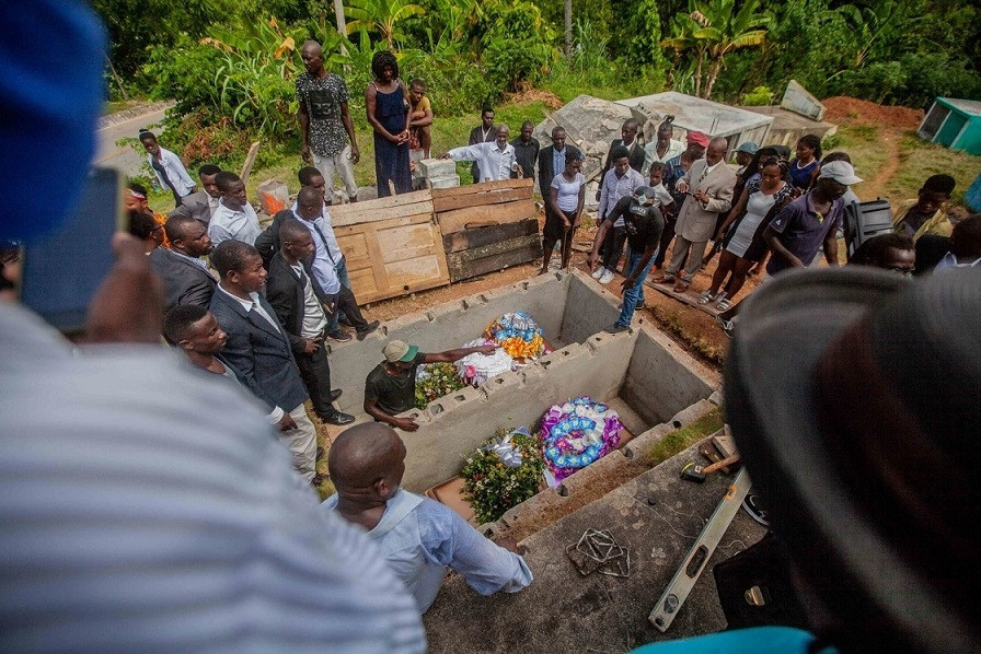 Mọi người tham dự lễ tang của hai nạn nhân trong trận động đất ở Marceline, Haiti, ngày 24/8. Trận động đất mạnh 7,2 độ richter xảy ra tại quốc gia châu Phi vào ngày 14/8 đã khiến ít nhất 2.100 người thiệt mạng, hàng trăm nghìn người phải rời bỏ nhà cửa. 