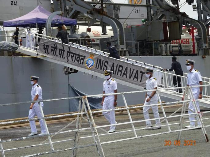 Tàu Hải quân Ấn Độ chở 300 máy tạo oxy và 100 tấn oxy y tế đến TP.HCM - 2