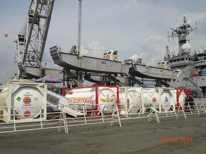 Tàu Hải quân Ấn Độ chở 300 máy tạo oxy và 100 tấn oxy y tế đến TP.HCM - 1