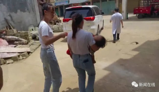 Nghe tiếng động mạnh, hàng xóm kinh hoàng phát hiện bé 2 tuổi sặc máu nằm bất động, ông nội khóc ngất tại chỗ vì sai lầm tai hại-3