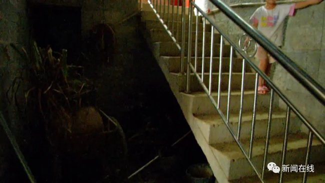 Nghe tiếng động mạnh, hàng xóm kinh hoàng phát hiện bé 2 tuổi sặc máu nằm bất động, ông nội khóc ngất tại chỗ vì sai lầm tai hại-4