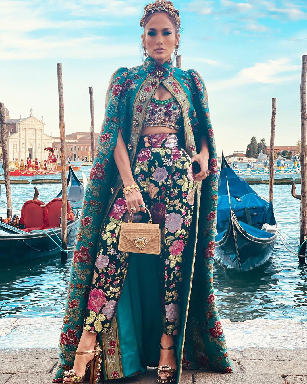 Jennifer Lopez lộng lẫy như nữ hoàng tới show Dolce & Gabbana