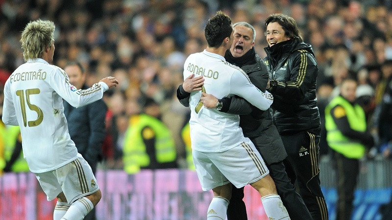 Ronaldo xong kiểm tra y tế MU, Mourinho nói đáng 'đồng tiền bát gạo'