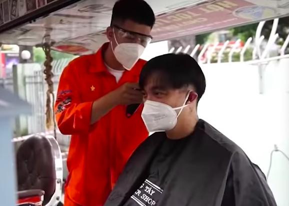Độc đáo salon di động cắt tóc miễn phí cho tuyến đầu chống dịch-4