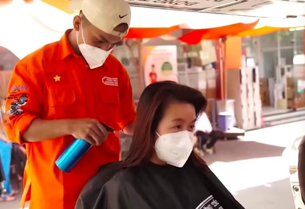 Độc đáo salon di động cắt tóc miễn phí cho tuyến đầu chống dịch-5