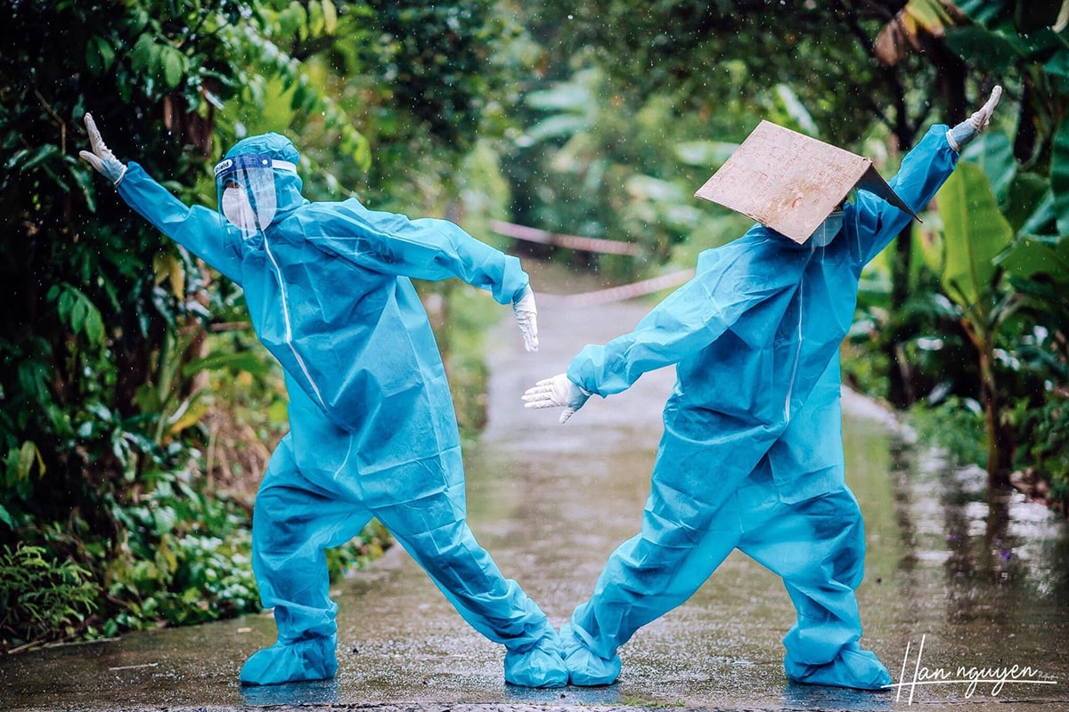 Tan chảy hình ảnh nhảy múa dưới mưa của đôi tình nguyện viên chống dịch - 4 Tan chảy hình ảnh nhảy múa dưới mưa của đôi tình nguyện viên chống dịch - 4