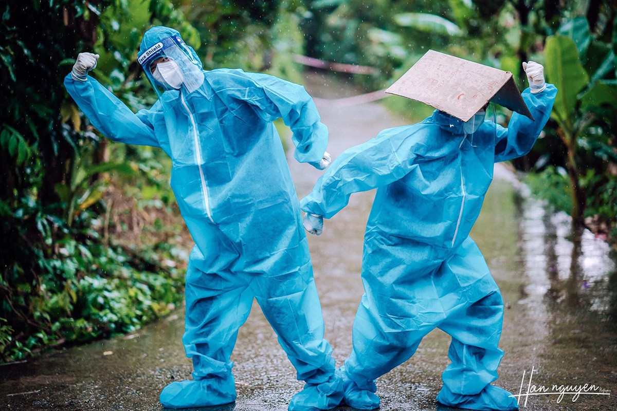 Tan chảy hình ảnh nhảy múa dưới mưa của đôi tình nguyện viên chống dịch - 7