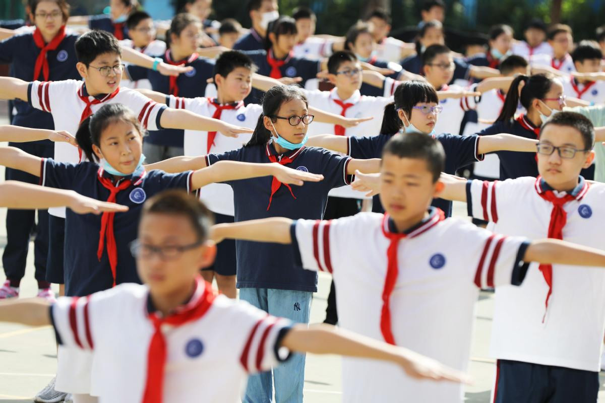Trung Quốc: Cấm xếp chỗ ngồi theo kết quả thi, không ra đề thách đố học sinh - 1