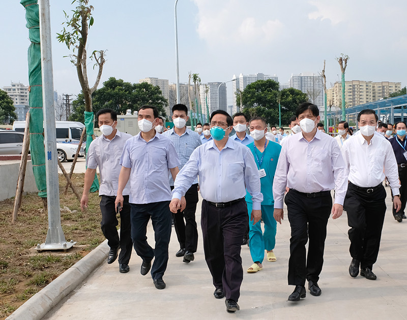 Thủ tướng Chính phủ thị sát BV tuyến cuối điều trị người bệnh COVID-19 tại Hà Nội  - Ảnh 3.