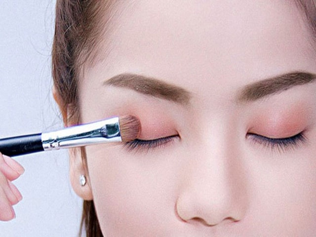 5 bước trang điểm cho đôi mắt đẹp chuẩn sao Hàn - Ảnh 3. 5 bước trang điểm cho đôi mắt đẹp chuẩn sao Hàn - Ảnh 3.