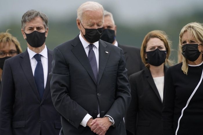 Tổng thống Joe Biden đau đớn đón thi thể binh sĩ Hoa Kỳ trở về từ Afghanistan Tổng thống Joe Biden đau đớn đón thi thể binh sĩ Hoa Kỳ trở về từ Afghanistan