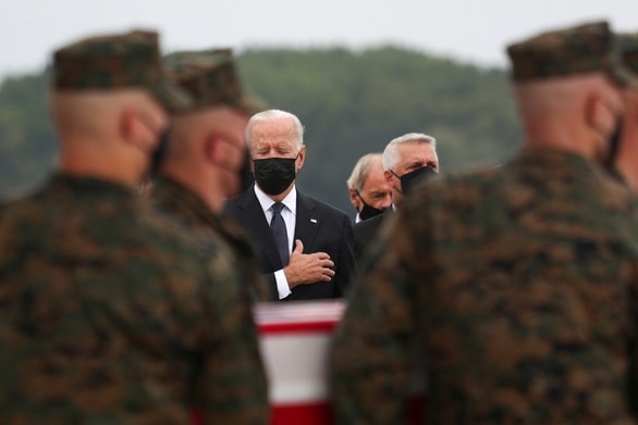 Tổng thống Joe Biden đau đớn đón thi thể binh sĩ Hoa Kỳ trở về từ Afghanistan Tổng thống Joe Biden đau đớn đón thi thể binh sĩ Hoa Kỳ trở về từ Afghanistan