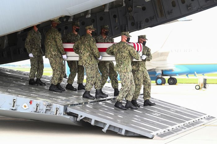 Tổng thống Joe Biden đau đớn đón thi thể binh sĩ Hoa Kỳ trở về từ Afghanistan