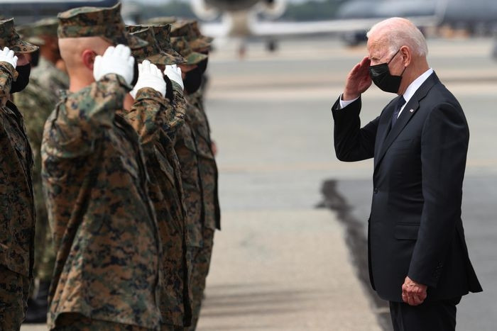 Tổng thống Joe Biden đau đớn đón thi thể binh sĩ Hoa Kỳ trở về từ Afghanistan