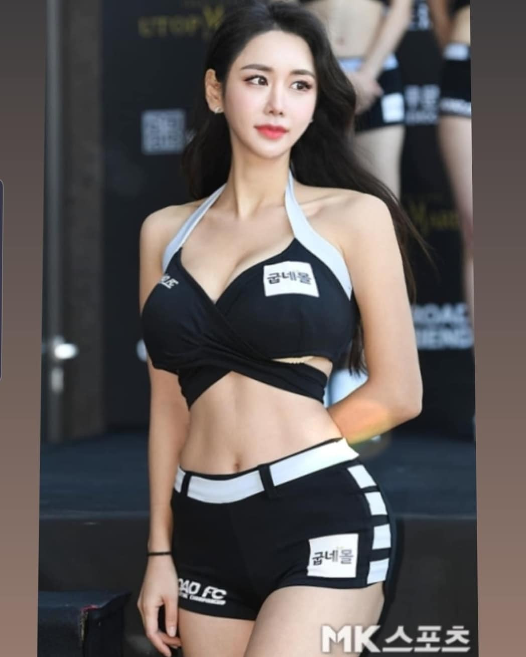 Nữ sinh trường top đầu Hàn Quốc nổi như cồn nhờ mặc quần jean quá đẹp và hấp dẫn - 7