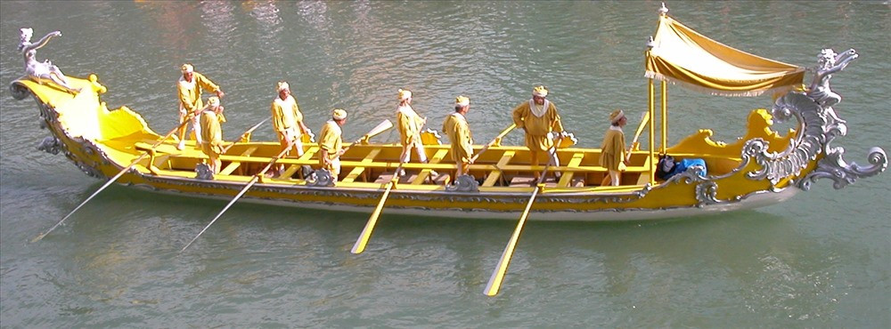 Lễ hội đua thuyền quý tộc rực rỡ màu sắc ở Italia - 4