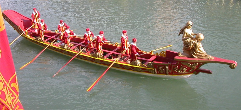 Lễ hội đua thuyền quý tộc rực rỡ màu sắc ở Italia - 5