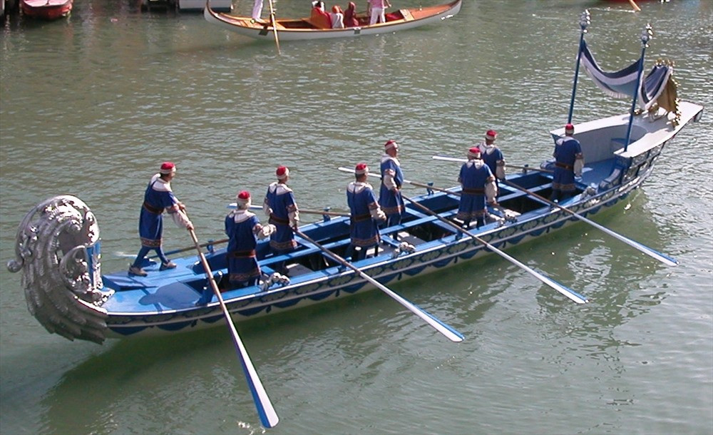 Lễ hội đua thuyền quý tộc rực rỡ màu sắc ở Italia - 3