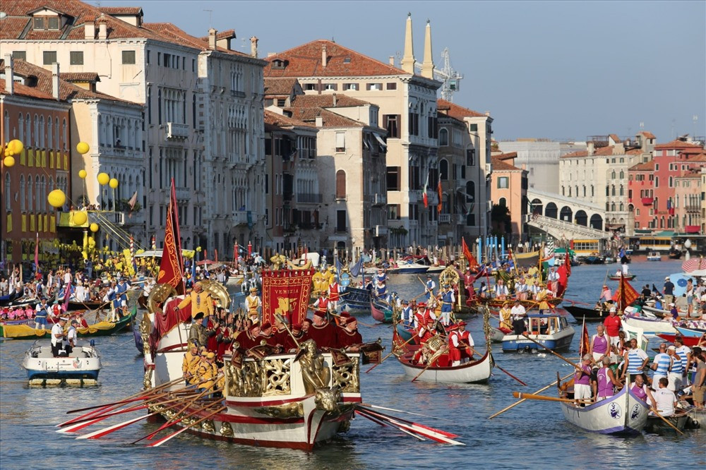 Lễ hội đua thuyền quý tộc rực rỡ màu sắc ở Italia - 6