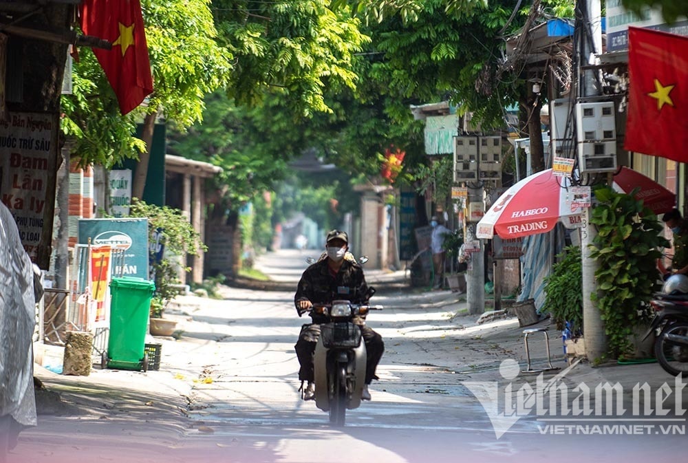 Lần đầu tiên ở Hà Nội, bay flycam giám sát nghìn dân trong 'vùng đỏ'