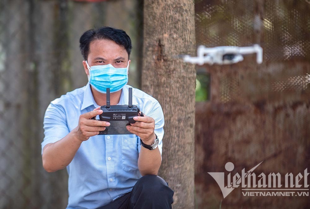 Flycam rà từng ngõ giám sát nghìn dân trong thôn 'vùng đỏ' ở Hà Nội