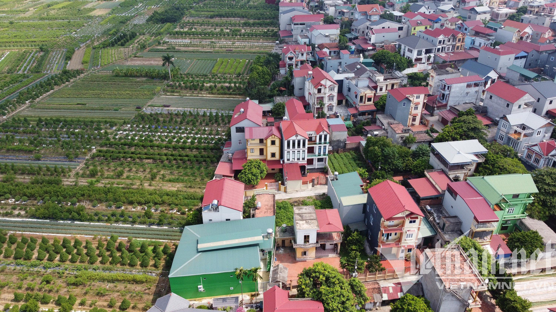 Flycam rà từng ngõ giám sát nghìn dân trong thôn 'vùng đỏ' ở Hà Nội
