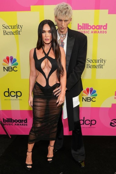 'Bom sex' 3 con Megan Fox nghiện trang phục hở bạo
