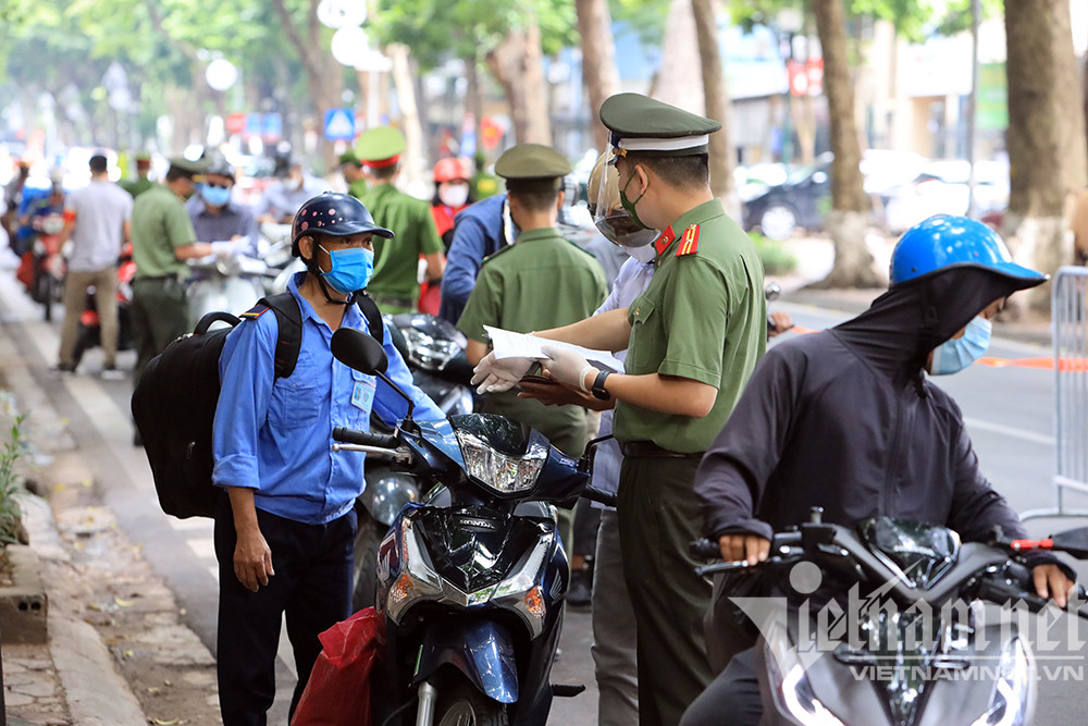 Hà Nội: Nhiều người bất ngờ quay đầu xe khi gặp tổ công tác đặc biệt