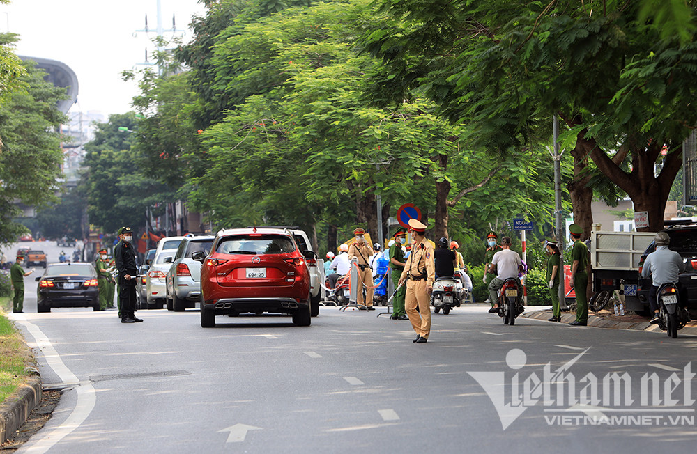 Hà Nội: Nhiều người bất ngờ quay đầu xe khi gặp tổ công tác đặc biệt
