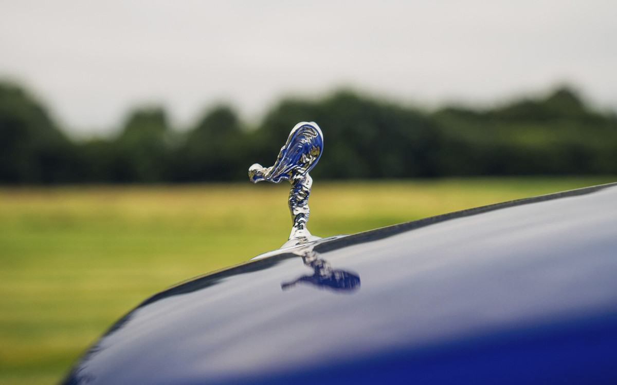 Biểu tượng Rolls-Royce trên xe Rolls-Royce Ghost