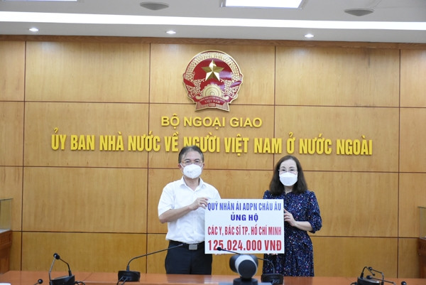 Người Việt ở châu Âu và Mông Cổ quyên góp ủng hộ công tác phòng chống dịch COVID-19 tại quê nhà
