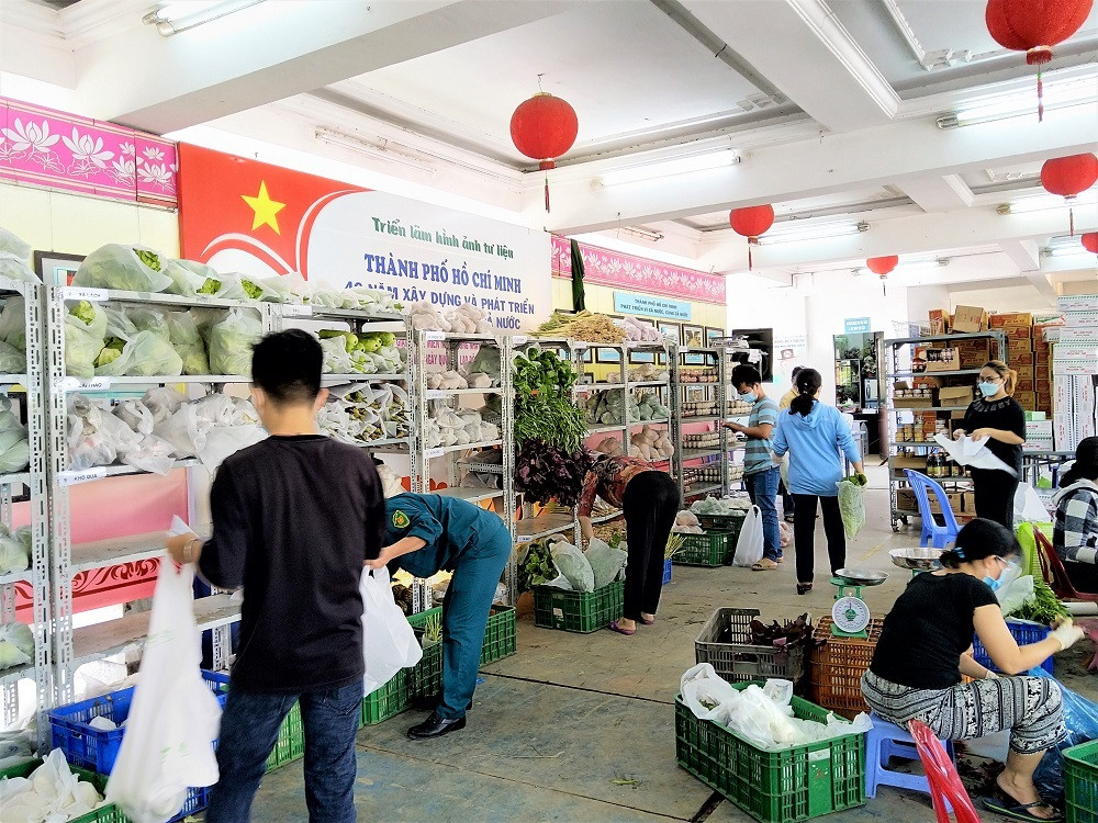 Cô giáo làm nhân viên chốt đơn, anh dân quân ship hàng tối ngày