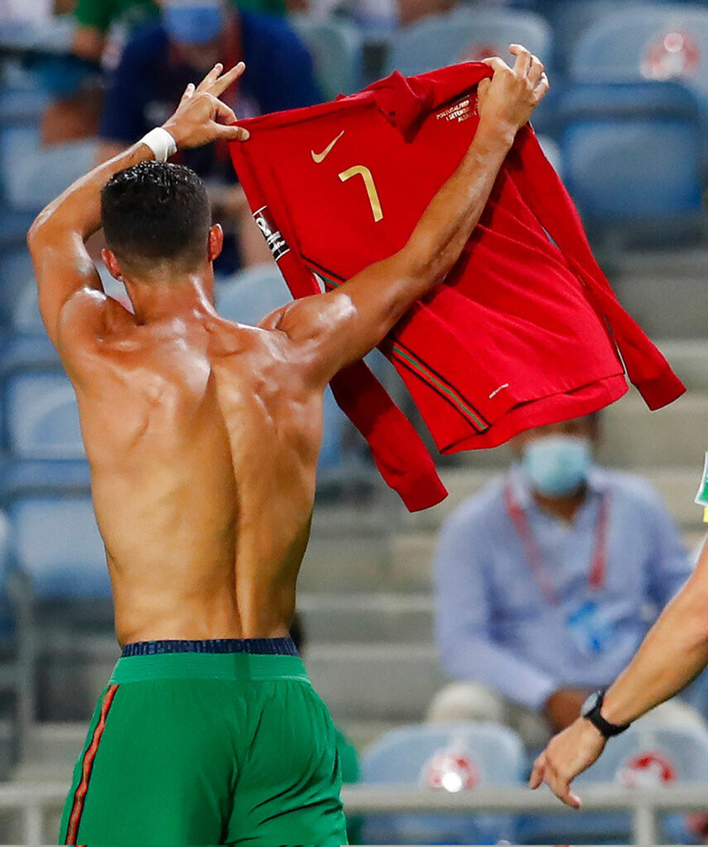 Ronaldo đi vào lịch sử, Bồ Đào Nha thắng siêu kịch tính