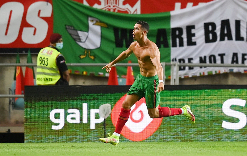 Ronaldo đi vào lịch sử, Bồ Đào Nha thắng siêu kịch tính