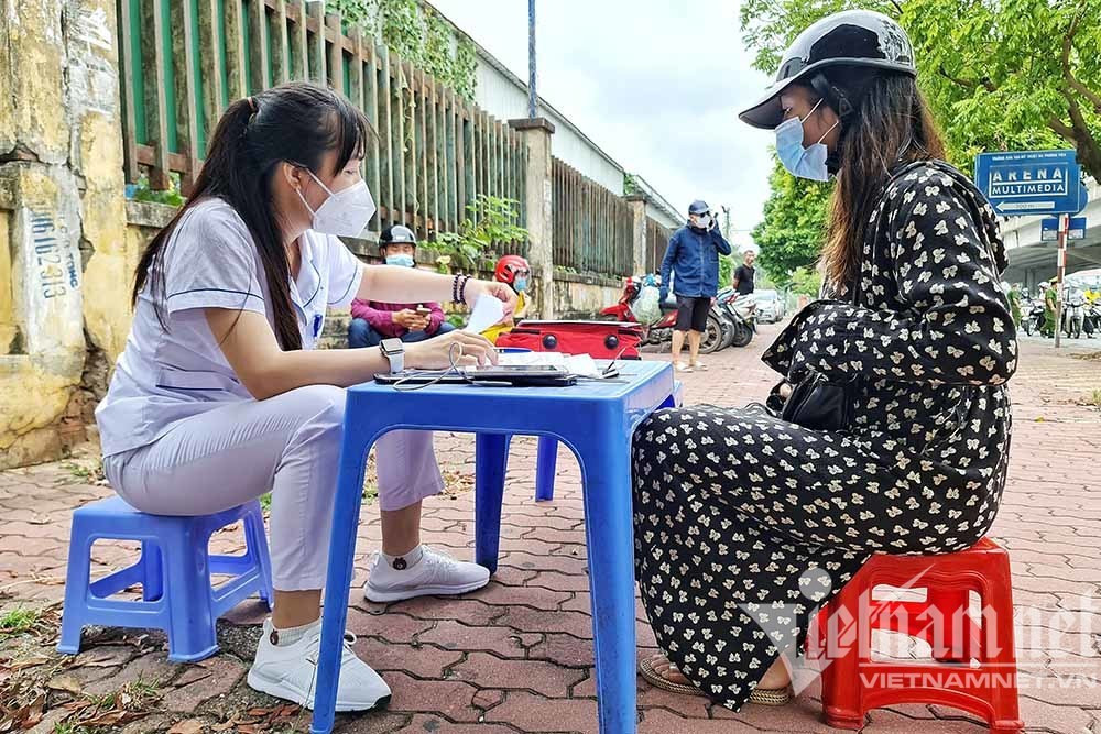 Cô gái giật giấy đi đường của tổ cơ động khi bị kiểm tra ở Hà Nội