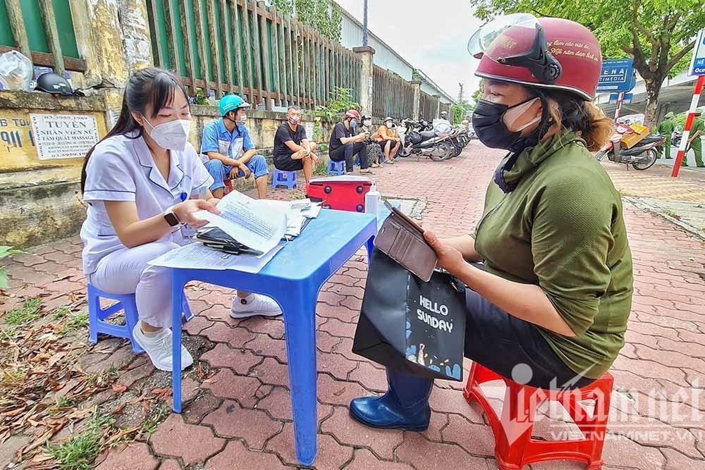 Cô gái giật giấy đi đường của tổ cơ động khi bị kiểm tra ở Hà Nội