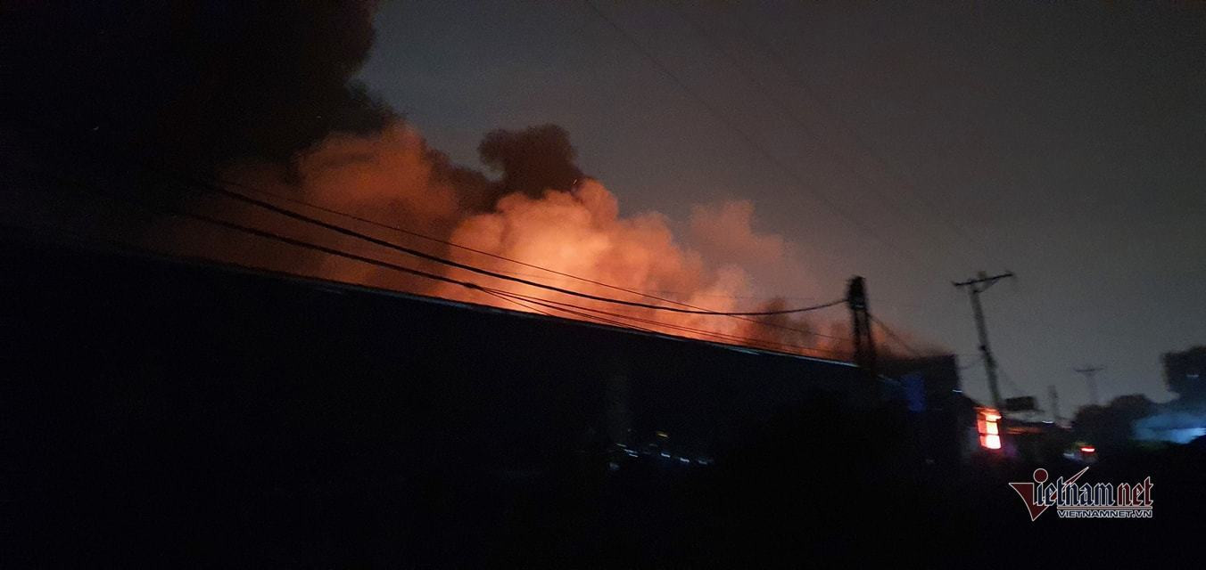 Clip: Cháy lớn ở Hà Nội, khói lửa cuồn cuộn kèm tiếng nổ lớn