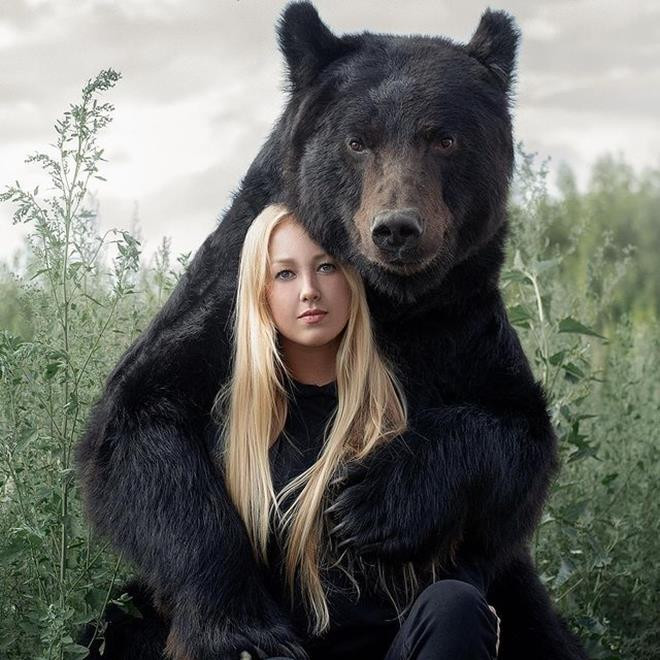 Hot girl lái xe chở thú cưng gấu khổng lồ dạo phố - 2
